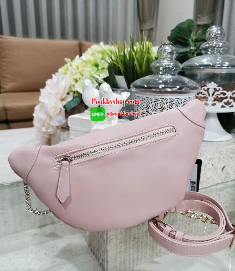 NEW ARRIVAL! Guess Kyli Fanny Pack Belt Bag 2019 กระเป๋าสะพาย/คาดเอว/คาดอกรุ่นใหม่ล่าสุดจาก GUESS FACTORY วัสดุหนังเเกะสังเคราะห์แบบนิ่มลายตารางเปิดปิดด้วยซิป ด้านหน้าประดับโซ่ห้อยโลโก้ดูมีดีเทล ด้านหลังมีช่องซิป ภายในมีโลโก้และช่องซิป สะพายได้หลายแบบไม่จ
