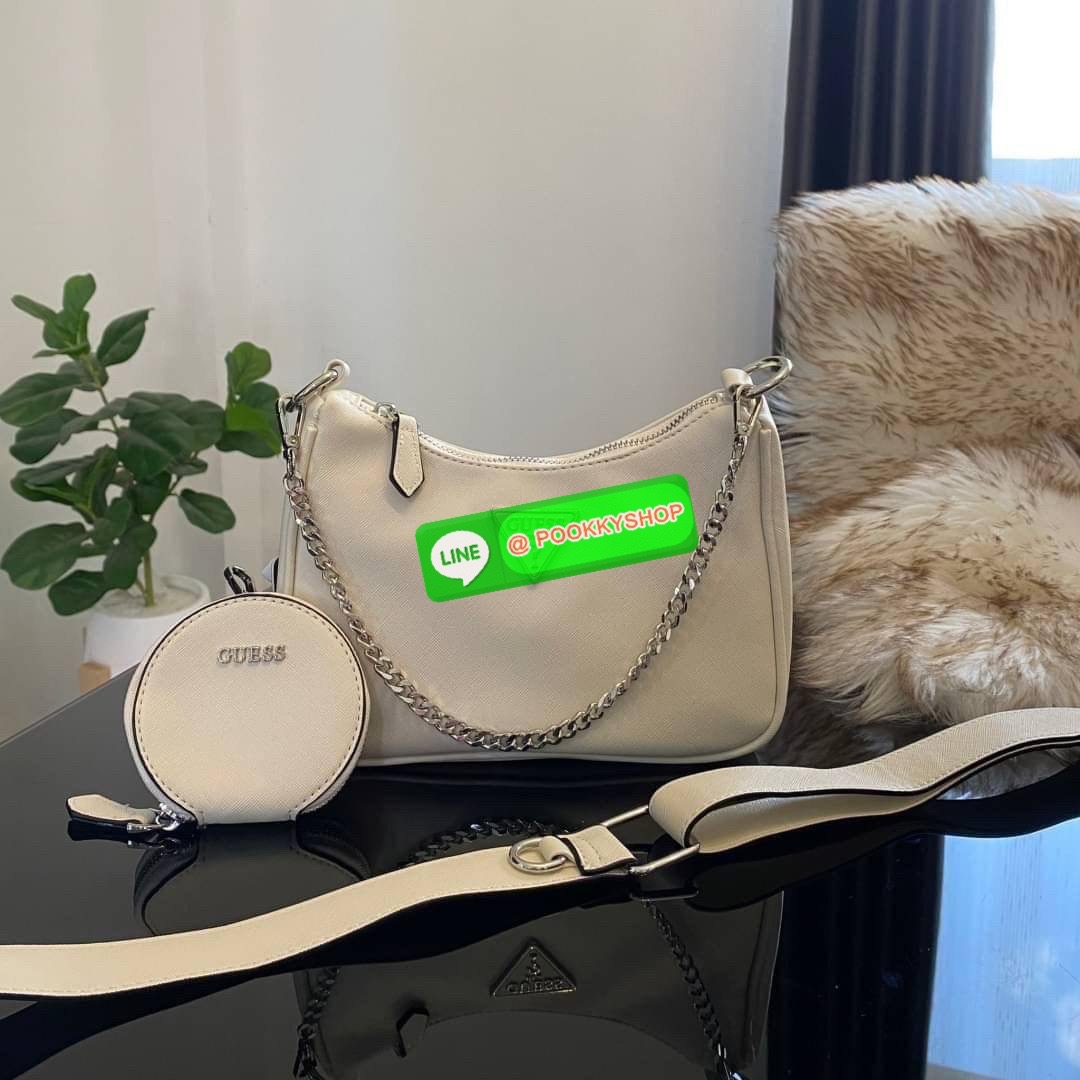 รุ่นใหม่ล่าสุด GUESS SHOULDER BAG ซื้อ1ได้ถึง2ไอเท็ม กระเป๋าพอชรูปทรงสวย เปิด-ปิดด้วยซิปด้านในโล่งกว้างมีช่องซิปใส่ของจุกจิก เพิ่มความน่ารักด้วย กระเป๋าใส่เหรียญใบเล็กทรงกลม เฝสามารถถอดใช้แยกได้ มาพร้อมสายโซ่สะพายไหล่ และสายสะพายยาวสามารถปรับระดับได้ฟรีไซ