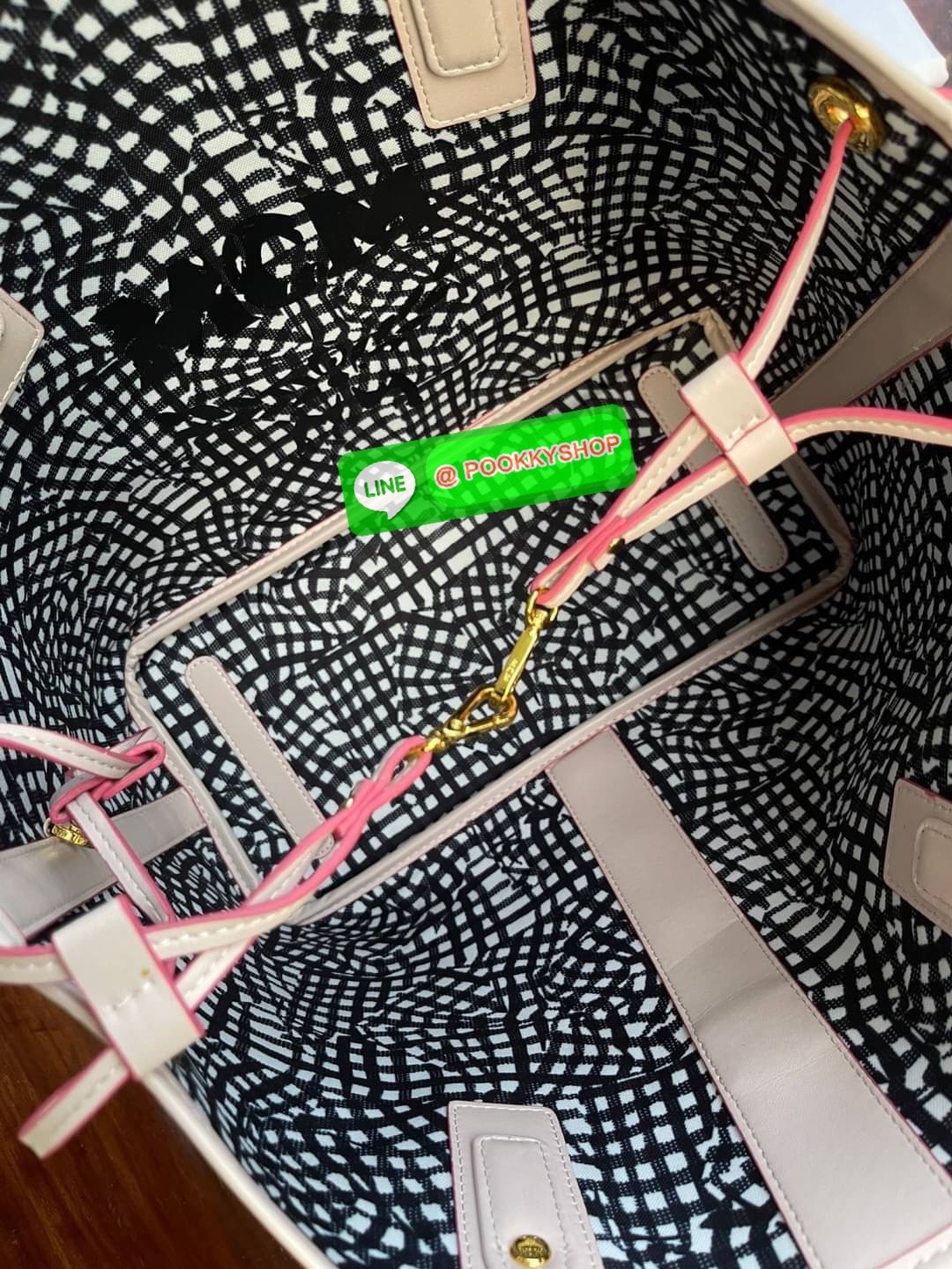 💕Mcm Liz Reversible Shopper in Visetos ขึ้นชื่อว่าเป็นกระเป๋าช็อปเปอร์ แน่นอนว่า จะต้องเหมาะสำหรับสาว ๆ ที่ชอบพกสัมภาระเยอะ ซึ่งรุ่นนี้ไม่ใช่แค่เพียงให้พื้นที่จุของกว้างขวางเท่านั้น แต่ยังออกแบบดีไซน์และรูปทรงให้มีความยืดหยุ่น มีหูรูดด้านข้างที่สา