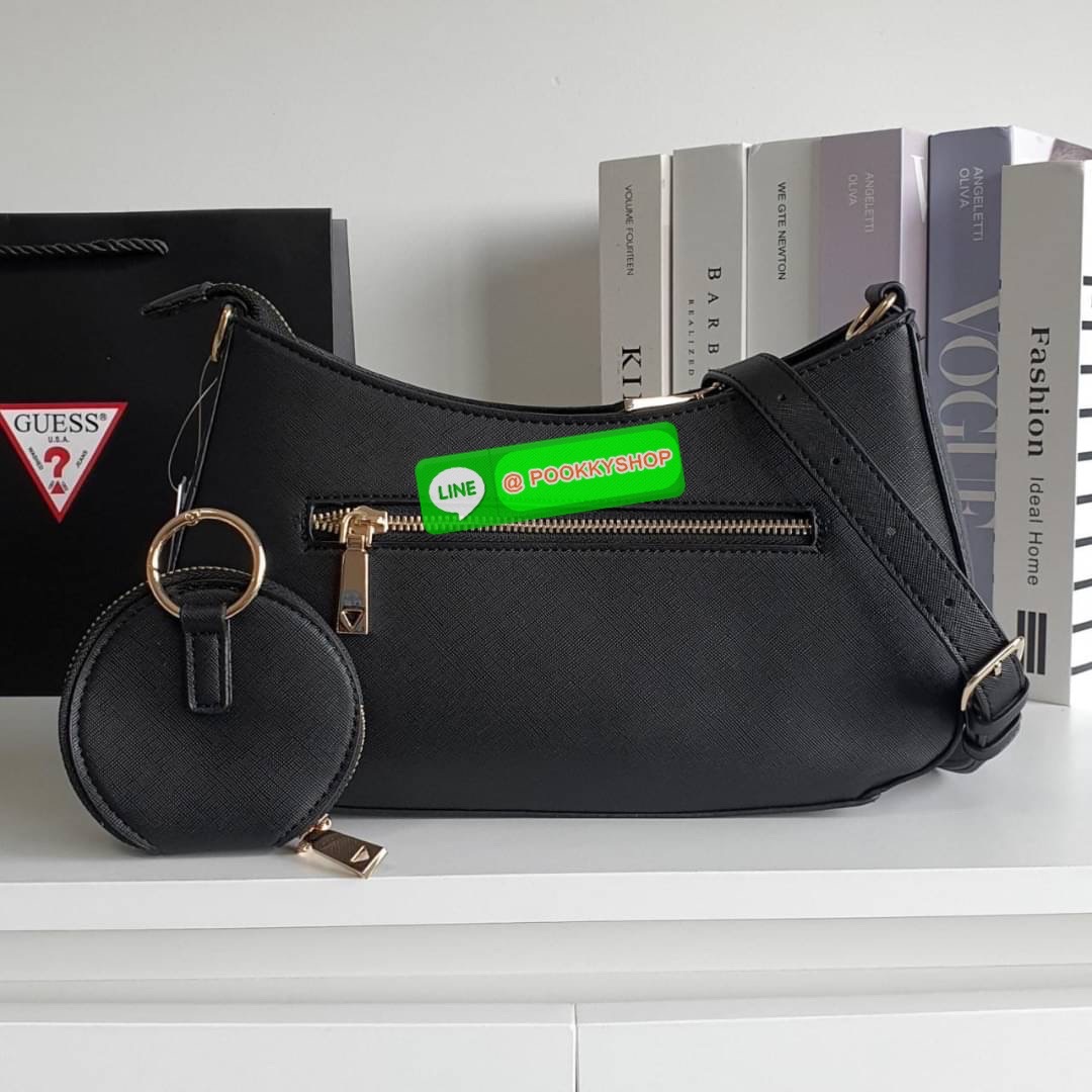 รุ่นใหม่ล่าสุด! GUESS ALEXIE TOP ZIP SHOULDER BAG กระเป๋าทรงยอดฮิต ซื้อ1ได้ถึง2ไอเท็ม วัสดุตัวหนังลาย SAFFIANO สวยหรู เปิดปิดด้วยซิปยาว ด้านในใส่กระเป๋าสตางค์ยาว มือถือได้ทุกรุ่น พร้อมช่องซิปและช่องใส่บัตรแยกให้ เพิ่มความน่ารักด้วย กระเป๋าใส่เหรียญใบเล็กท