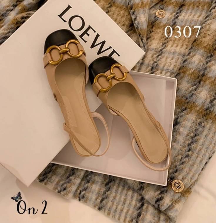 พร้อมส่งรองเท้าหัวคัชชูเปิดหลังรัดข้อเท้า หน้าแต่งอะไหล่ทองเหลือง สไตล์แบรนด์ส้นเป็นอะไหล่ทองสวยหรู สายรับปรับได้ คู่นี้ใส่แมทกับชุดได้ง่ายทั้งกางเกงและกระโปรงได้หมดทรงสวย