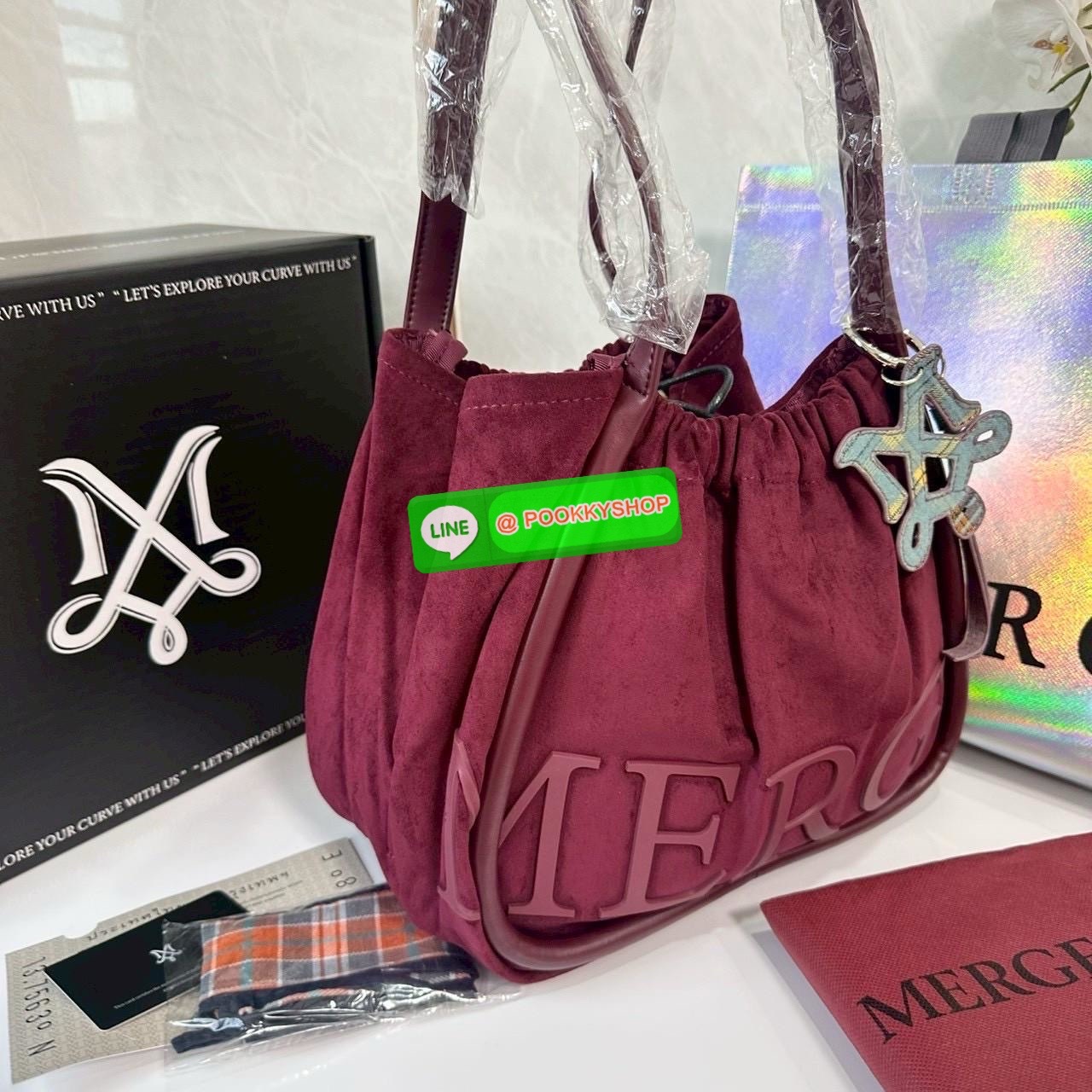 Merge A Day Bag Medium - Suede Edition (Limited) กระเป๋าสะพายไหล่ size ใหม่ ขนาดกระทัดรัดขึ้น แต่ยังสามารถจุของได้เยอะเหมือนเดิม ปรับสายกระเป๋าเป็นแบนสะพายทั้งวันไม่รู้สึกเมื่อยไหล่คะ