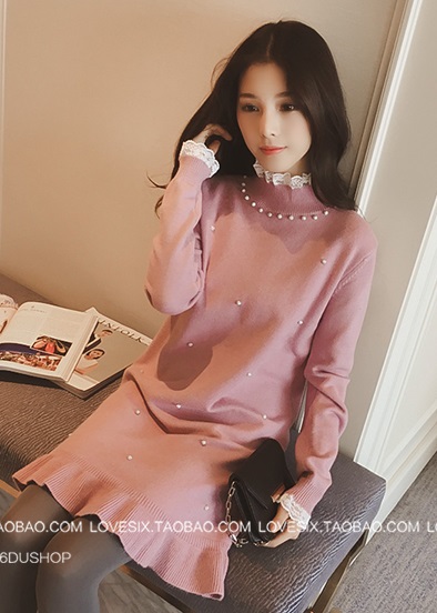 เดรสไหมพรมตัดต่อชายระบาย แต่งหมุดกลมสีเงิน คอระบายลูกไม้ สีชมพู