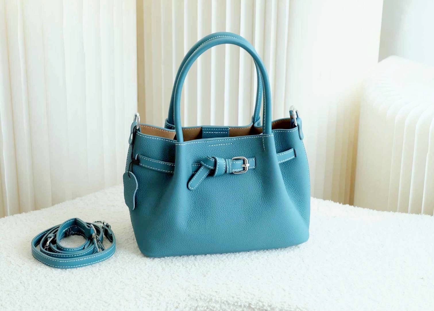 กระเป๋าหนังแท้ทรงtote งานหนังแท้💯 Genuine leather หนังลาย togo รักษาง่าย ใช้งานได้ยาวนาน ขนาดกำลังดี น้ำหนักเบา มีสายสะพายยาว หนังแท้มีความคงทนและสามารถใช้งานได้ยาวนาน เมื่อได้รับการดูแลที่ดี หนังจะมีความนุ่มและยืดหยุ่น แต่ยังคงแข็งแรง นอกจากนี้ ห