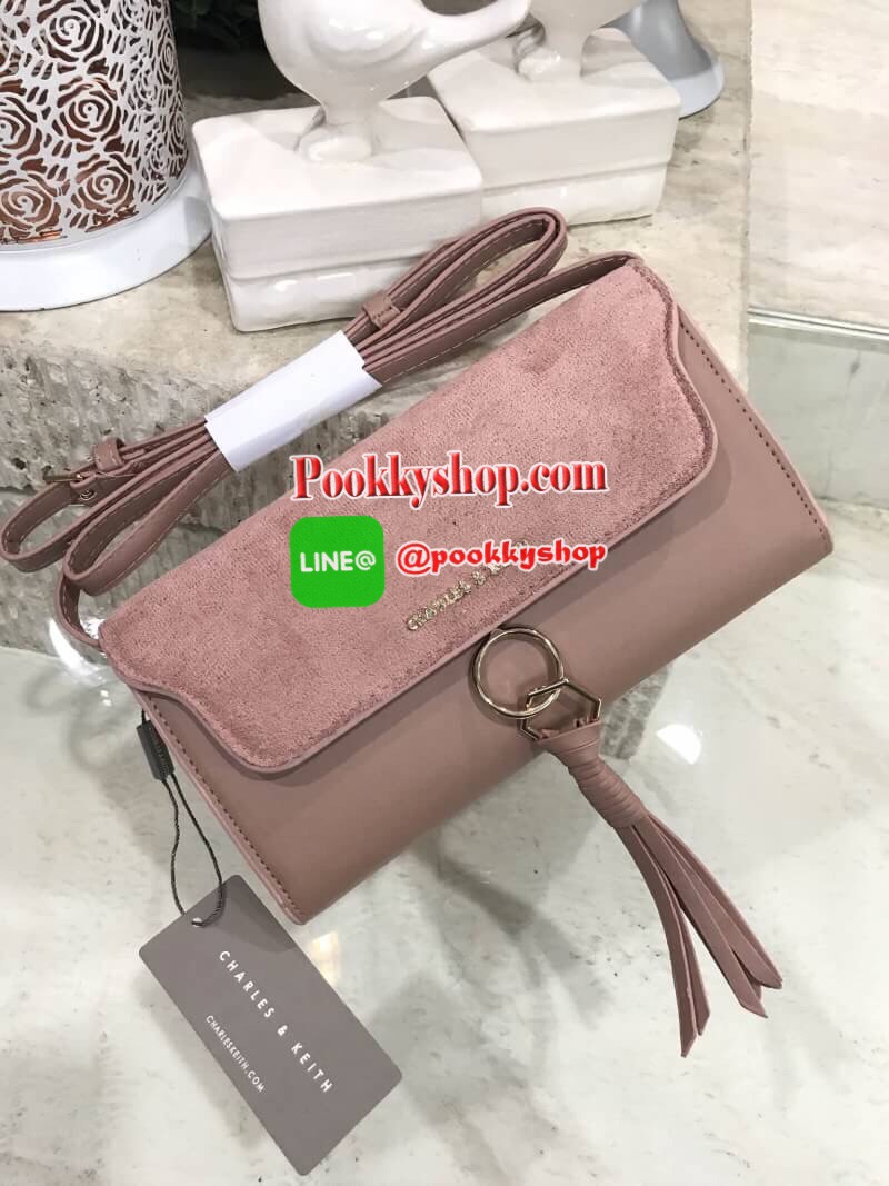 Don't Miss! CHARLES&KEITH WALLET กระเป๋าคลัชรุ่นใหม่ล่าสุดแบบชนช็อปเปิดปิดด้วยฝาปิดกำมะหยี่กระดุมแม่เหล็กประดับพู่หนังดูมีดีเทล ด้านหน้ามีโลโก้แบรนด์ ภายในมีทั้งช่องซิปและช่องใส่บัตรหลายช่องสามารถใส่ธนบัตร มือถือ เหรียญและบัตรได้เยอะ ด้านหลังมีอีก1ช่