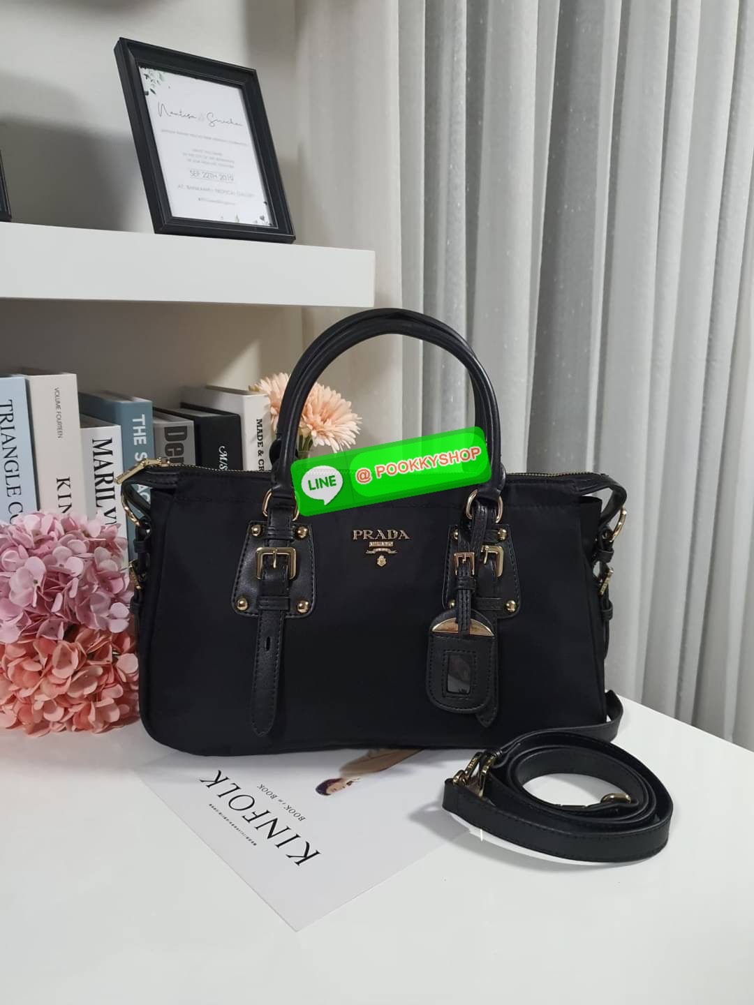 รุ่นยอดฮิต !!! ปังปุริเย่ 🎉🎉 กระเป๋าทรง HANDBAG จากงานพรีเมี่ยมกิ้ฟ จากเคาเตอร์ต่างประเทศ มาแล้วค่า กระเป๋าถือทรงหรู จากแบรนด์ PRADA เป็น กระเป๋าผ้าไนล่อน ตกแต่งรอบใบได้ สวยมาก ด้านในมีช่องซิปและช่องใส่ของ เป็นสัดส่วน อะไหล่ทองหรู ขนาดกำลั