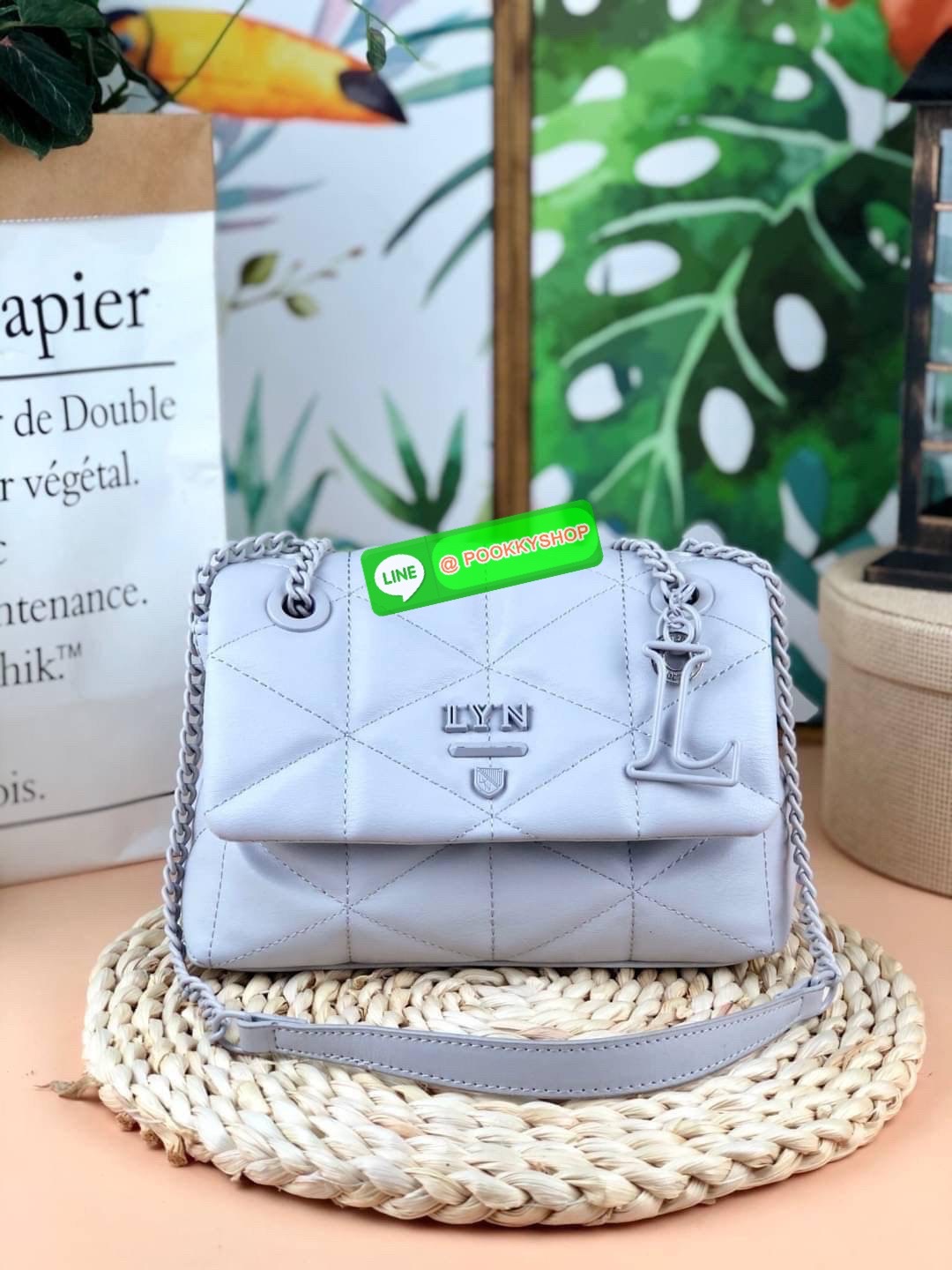 แท้ 💋 Outlet New! LYN TRINITY HANDBAG กระเป๋าสะพายข้าง/ครอสบอดี้ใบสวย วัสดุหนังเดินด้ายลายสามเหลี่ยมทั้งใบ พร้อมพวงกุญแจ(ถอดได้) เปิดปิดแบบกระดุมแม่เหล็ก ด้านในมีช่องซิปเล็ก 1 ช่อง รุ่นนี้สามารถใส่ iPhone plus และกระเป๋าเงินใบกลางได้ค่า สายยาวเป็น