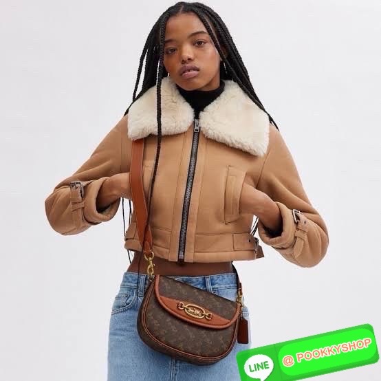 “Elegance in motion.” Coach CR512 Harley Crossbody – กระเป๋าสะพายข้างที่ผสานความหรูหราและความคลาสสิกได้อย่างลงตัว วัสดุคุณภาพเยี่ยม ผสมผสานระหว่างผ้าแคนวาสเคลือบลายซิกเนเจอร์และหนังเรียบ ลาย Horse and Carriage ที่ด้านหน้า เพิ่มความน่ารักและโดดเด่น เหมาะสำ