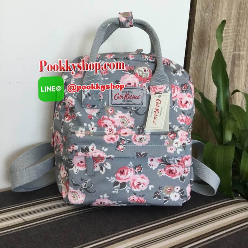 cath kidston Mini Backpack Bag กระเป๋าสะพายเป้รุ่นมินิ แบรนด์ดังสไตล์วินเทจสุดฮิต วัสดุ Canvas เคลือบกันน้ำสามารถเช็ดทำความสะอาดได้ เปิดปิดด้วยซิปสะดวกใช้ ด้านหน้าประดับโลโก้ cath Kidston พร้อมช่องซิปด้านนอกใส่กระเป๋าสตางค์ มือถือได้ ด้านในมีช่องซิป สามาร