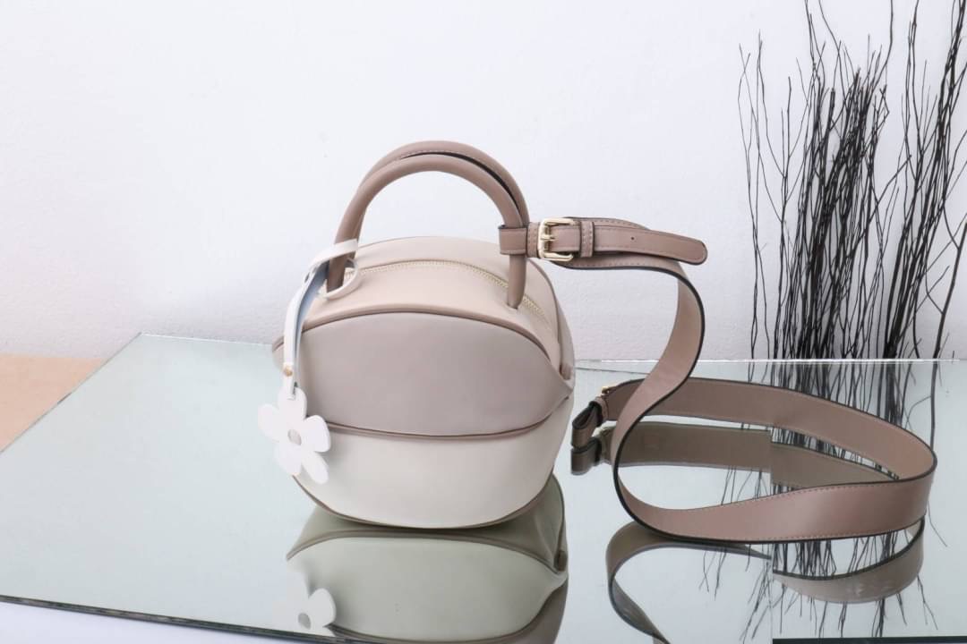 กระเป๋าลูกมะเฟืองยอดฮิต ดาราเซเลปใช้กันเยอะมาก งานตั้งใจผลิตกว่าจะได้มา แก้งานข้ามปี หลายรอบเพื่อความเป๊ะ งานสวยหนังสวย แถมฟรี!! ที่ห้อยลายดอกไม้ โอ้ย!!สวยเป๊ะขนาดนี้จะพลาดได้งัย