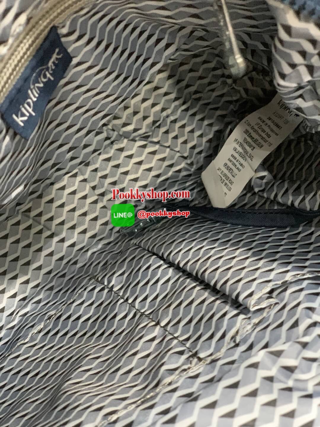 Kipling CAI Quilted Handbag with Extendable Strap อีกหนึ่งคอลเลคชั่นของMaydayมาในรูปแบบสะพายไหล่หรือสะพายข้าง มีช่องซิปใช้งานหลายช่อง ช่องใหญ่มีฐานกว้างสามารถจุของได้เยอะ ประดับพวงกุญแจเป็นเซ็ทของกระเป๋า สายสะพายปรับได้ฟรีไซส์ ขนาดกำลัง อีกหนึ่งรุ่นลิมิเต