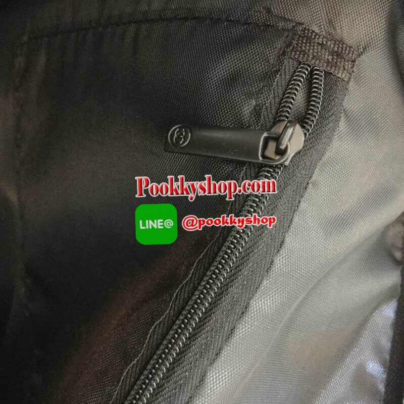 Chanel Duffel / Travel Bag กระเป๋าแบรนด์ Chanel VIP gift Bag ใช้เป็นกระเป๋าเดินทาง หรือหิ้วไปฟิตเนส ไปยิม เก๋ๆก็ได้ค่ะ หัวซิปปั้มโลโก้ ด้านในเป็นช่องกว้าง และมีอีกหนึ่งช่องซิปทำจากผ้าหนาผิวมัน กันน้ำได้ ดูเรียบ แต่หรู มาพร้อมสายสะพายยาว ถอดสายได้ การันตีค