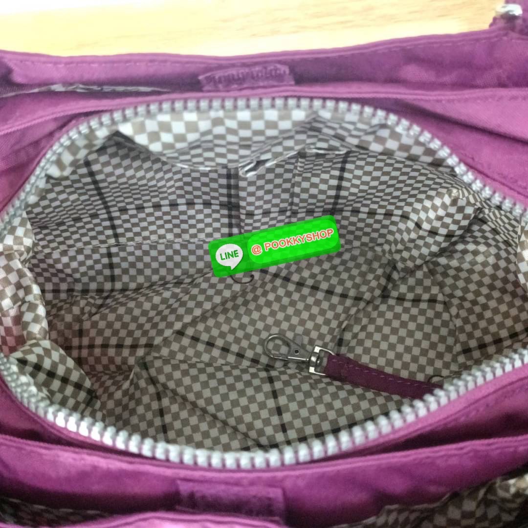 KIPLING ELISE HANDBAG กระเป๋าถือและสะพายไหล่ วัสดุ Nylon +Polyester ขนาดกำลังพอดี จุของได้มาก มีหูจับสองสาย ถือสะดวก น้ำหนักเบา มีช่องซิป ด้านหน้า ช่อง กระเป๋าหลักเปิด-ปิดด้วยซิป มี3 ช่องว่างใส่ของได้จุมากๆ ใส่มือถือได้ กระเป๋าสตางค์ใบยาว และ เครื่องสำอาง