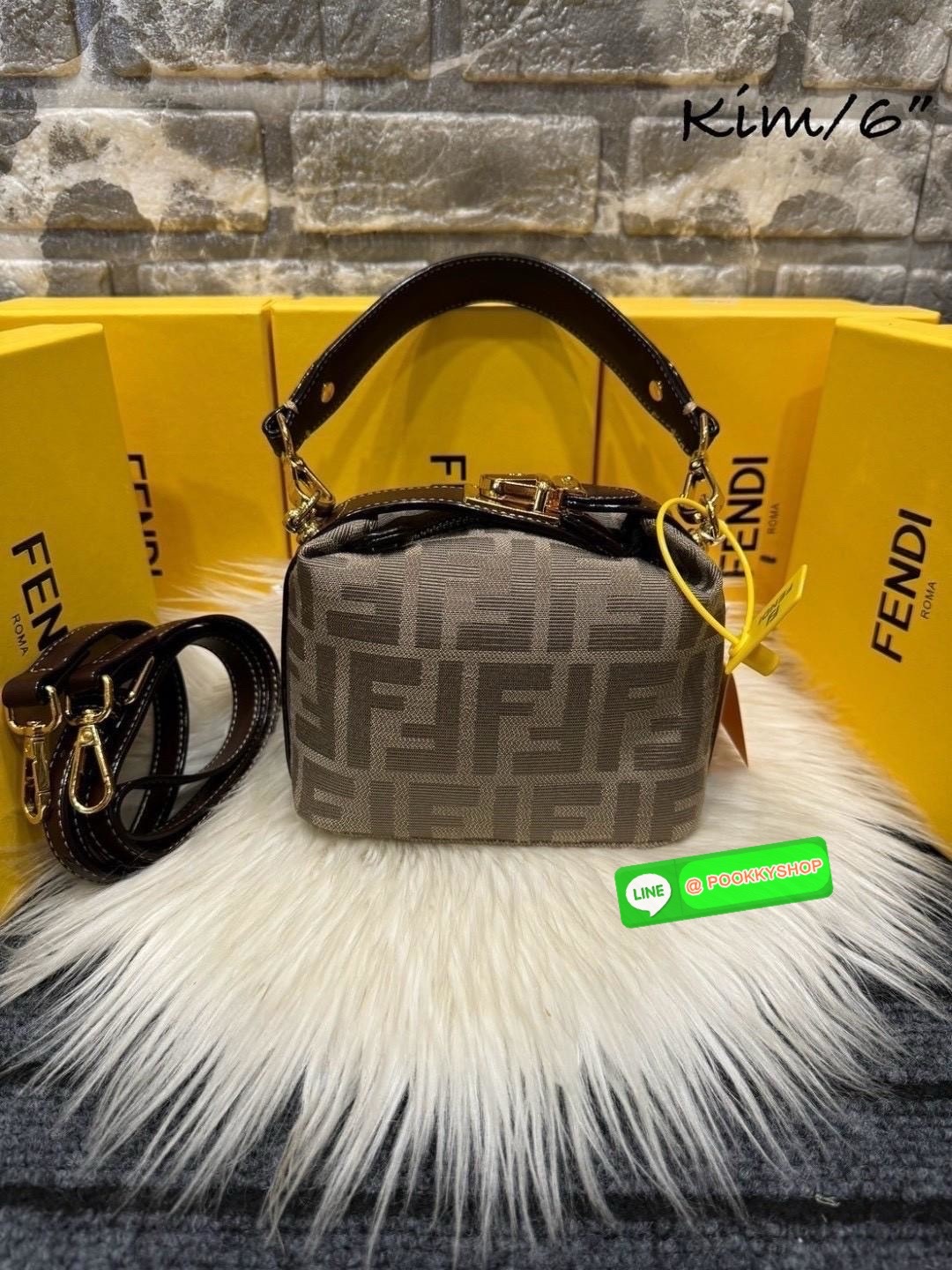 FENDI Mini Tobacco Monogram FF Logo Zucca Bag กระเป๋าสะพายไซส์มินิน่ารัก แมทชุดง่าย รุ่นสุดปัง แรงเกินต้านสุดๆ รูปทรงเป็นเอกลักษณ์ ดีเทลน่ารักด้วยตัวล็อคเปิดปิดคาดบนตัวกระเป๋า ทำให้ใบนี้ดูไม่น่าเบื่อเลย มีสายสั้น+สายสะพายไหล่ ปรับสายได้ ภายในเป็นช่องโล่ง