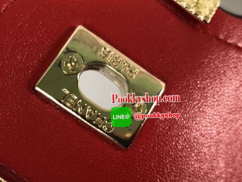 Chanel อเนกประสงค์ รุ่น Limited edition วัสดุหนังแกะเรียบขนาดเล็กกะทัดรัดน้ำหนักเบามีช่องใส่ของจุกจิกเปิดปิดด้วยฝาปิดกระดุม และซิป มีช่องใส่บัตร ช่องซิป ใส่กระเป๋าสตางค์ใบกลางได้ค่ะตัวจริงสวยมากๆถูกใจรีบจองนะคะใส่มือถือได้ทุกรุ่นสายสะพายยาวคู่สะพายได้สองแ