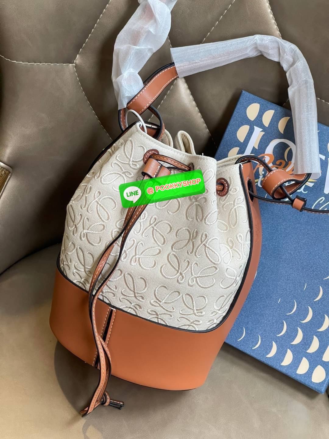 LOEWE BALLOON SMALL BAG IN ANAGRAM JACQUARD อีกหนึ่งแบรนด์ที่โด่งดังจากประเทศสเปน ทรงคลาสสิก ตามชื่อรุ่น Balloon Bag เป็นกระเป๋าทรงบอลลูนแบบ Drawstring หรือแบบหูรูด น้ำหนักเบา ผ้าพิมพ์ลายอนาแกรมเพื่อเอาใจสาวก Loewe กันโดยเฉพาะ นอกจากรูปลักษณ์ที่เก๋ไก๋สวยง