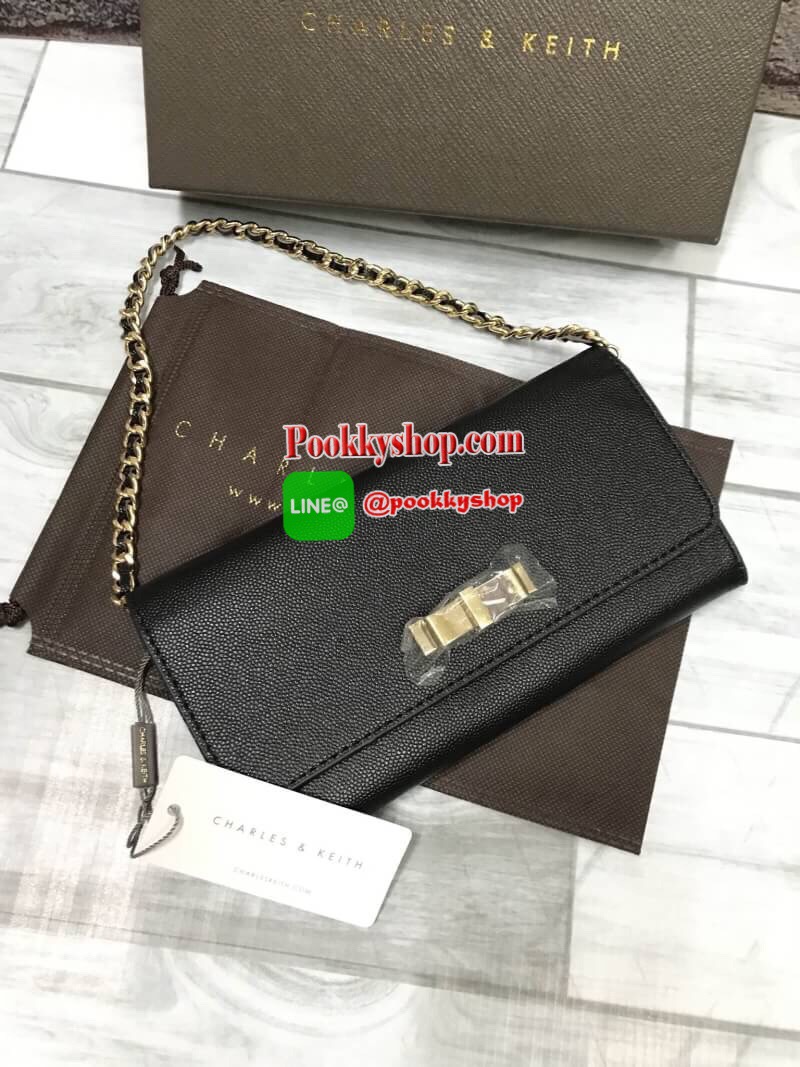 ถุงผ้าแบรนด์+สายโซ่) CHARLES & KEITH BOW DETAIL LONG WALLET กระเป๋าสตางค์ยาวหนังลายคาร์เวียร์ ด้านหน้าประดับด้วยโบว์อะไหล่สีทอง เปิด-ปิดด้วยกระดุมแม่เหล็ก ภายในมีช่องซิปใส่เหรียญ บัตร และช่องธนบัตร มาพร้อมสายโซ่ร้อยหนัง สามารถถอดออกได้ ความยาวสาย40cm คล้อ