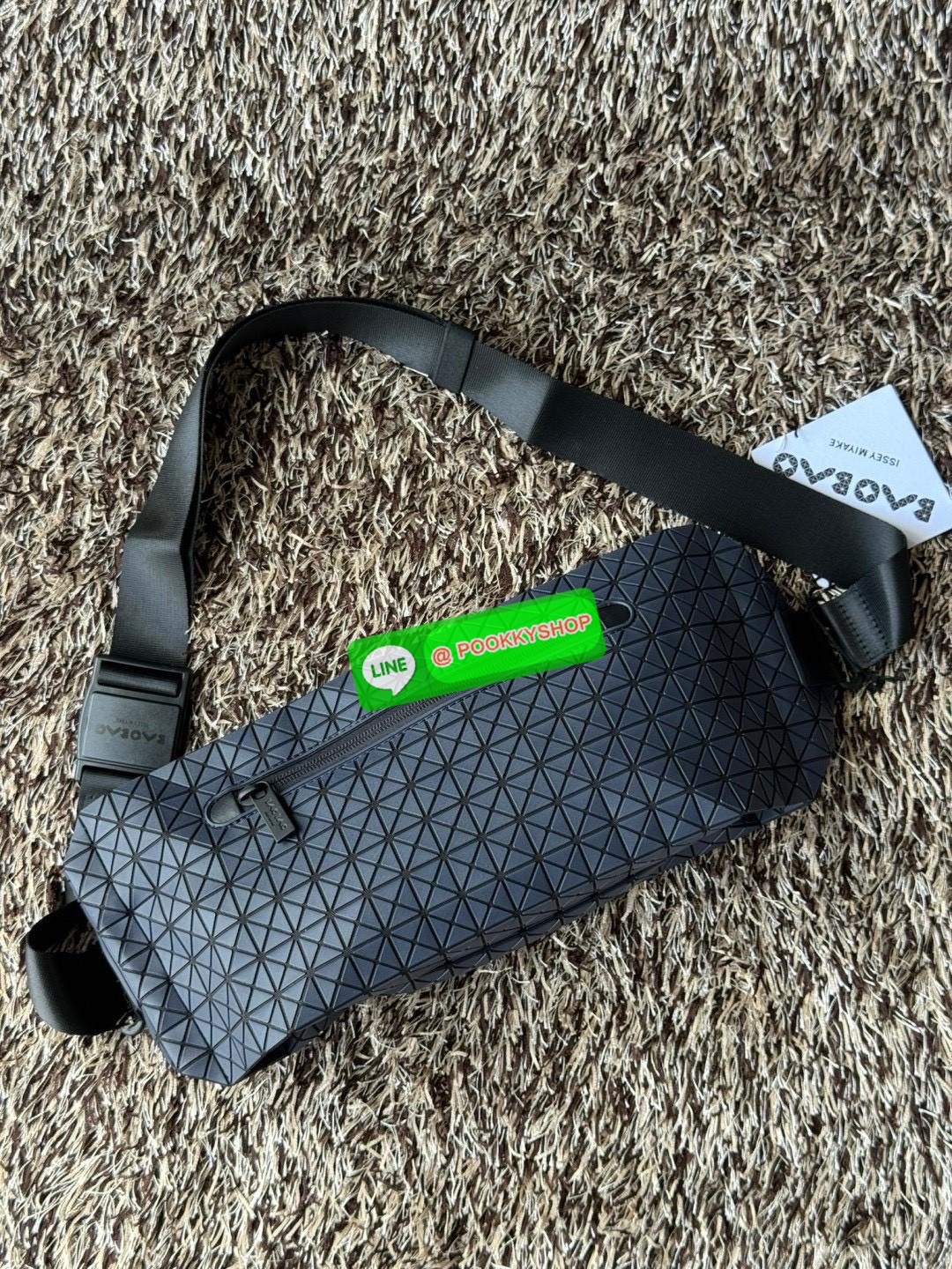 💕Baobao Issey Miyake Matte Baton Crossbody Bag เป็นกระเป๋าคาดอกที่มีดีไซน์เรียบง่ายและใช้งานได้อเนกประสงค์ มีน้ำหนักเบาแต่มีความทนทานสูงและสามารถกันน้ำได้ สายสะพายมีความแข็งแรงและปรับได้หลายระดับ จึงสามารถประยุกต์ใช้งานได้ทั้งคาดอก คาดเอวหรือสะพาย