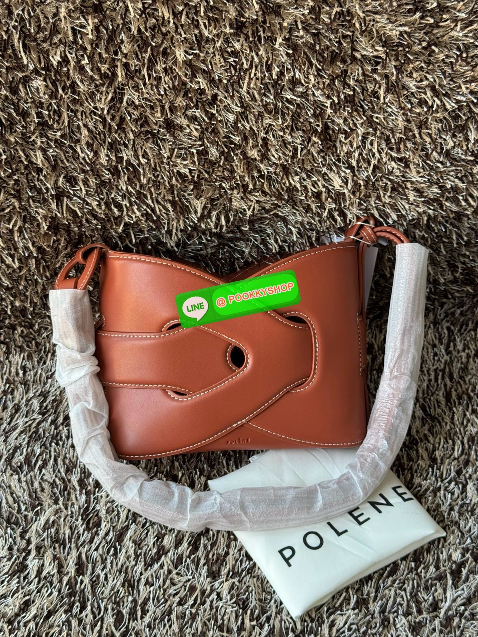 💕 Polene Nodde EDITION SMOOTH ใครที่อยากได้กระเป๋าเรียบๆ แต่ดูมีอะไร ขอแนะนำรุ่น Nodde หิ้วแล้วสวยแบบ Quiet Luxury โลโก้แบรนด์ถูกปั๊มไว้บริเวณด้านล่างของกระเป๋าอย่างประณีตจนแทบสังเกตไม่เห็น ฐานกระเป๋าถูกออกแบบมาให้เนียนเรียบ ปราศจากหมุด ในขณะที่ด้