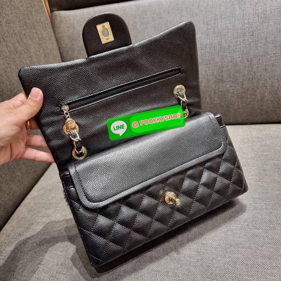 RESTOCK!! HOT ITEM!! Chanel premium for gift กระเป๋าสะพายหนังสังเคราะห์ลายคาร์เวีย อะไหล่พร้อมโซ่สะพายสีทอง ตัดกับกระเป๋าได้อย่างลงตัวและโดดเด่น เปิด-ปิดกระเป๋าด้วยตัวบิดล็อค ภายในกระเป๋ามีฝาปิดอีก 1 ชั้น บุหนังสีแดงโลโก้เด่น คม ชัด!! มีช่องโล่งกว้างจุของ