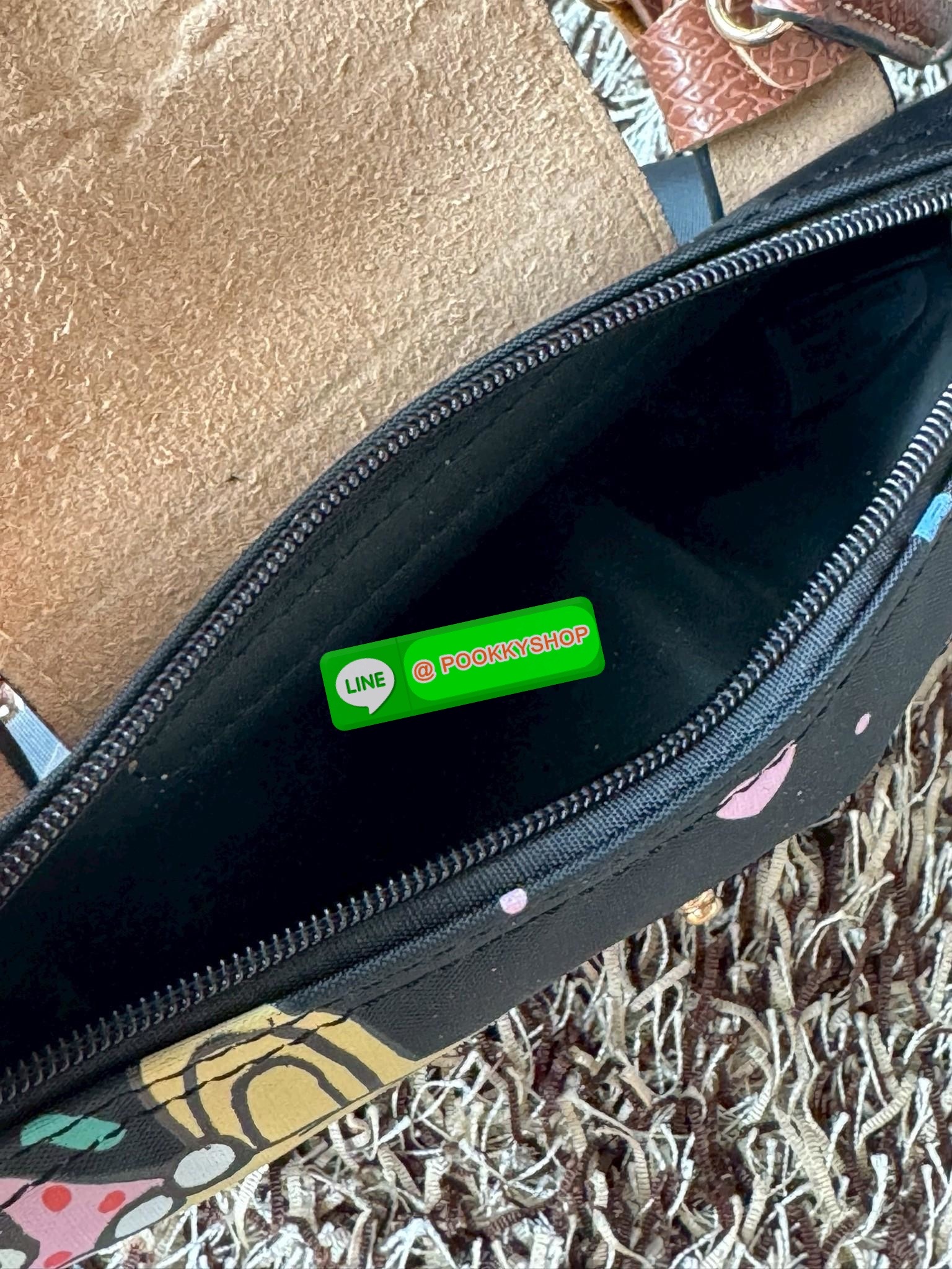 LONGCHAMP LE PLIAGE ORIGINAL X Labubu Pouch with handle เป็นการร่วมงานกัระหว่างแบรนด์ และยังกระเป๋าถือขนาดมินิทรงpouch ที่ด้านหน้ามีลวดลายน้องลาบูบู้ในแบบต่างๆ เปิดปิดระบบสองชั้น ได้ว่าของด้านในมีความปลอดภัย เหมาะอย่างยิ่งสำหรับสาวๆที่ชอบกระเป๋าขนาดมินิไซ