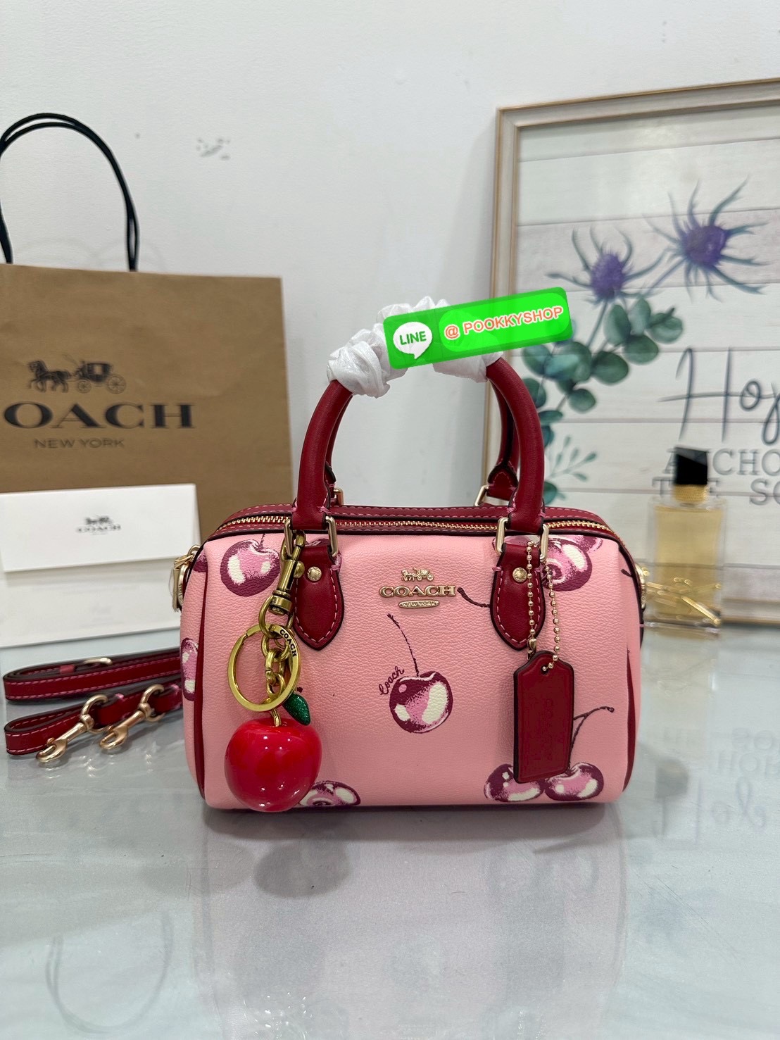 🍒 Coach CY745 – Mini Rowan Crossbody Bag With Cherry Print ใบจิ๋วแต่น่ารักที่สุดในโต๊ะวันนี้ สดใสขี้เล่น สะพายเมื่อไหร่…ก็น่ามองเสมอ “หวานแบบเด็กผู้หญิง สดใสแบบผู้หญิงเก่ง และซ่อนความขี้เล่นไว้ในใบเดียว”Coach Mini Rowan รุ่นพิเศษพิมพ์ลาย Cherry ทั