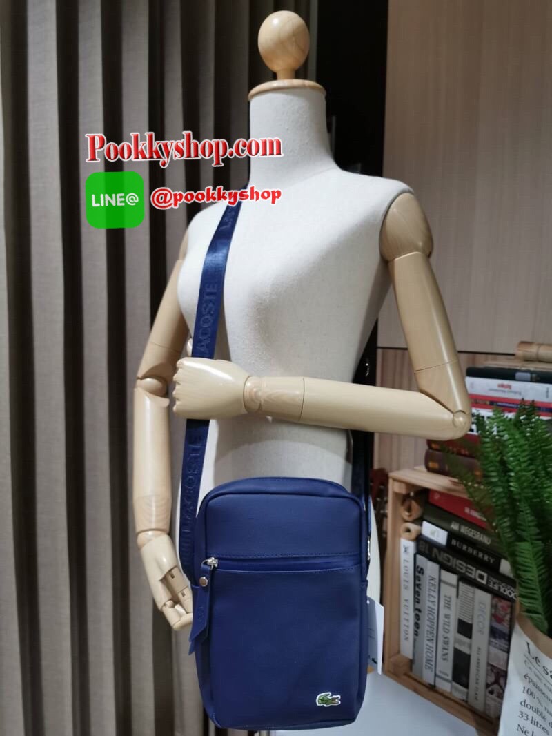 ห้ามพลาด‼️ NEW ARRIVAL! SAFFIANO SHOULDER BAG รุ่นใหม่ล่าสุดจาก Factory ดีไซน์ Unisex ใช้ได้ทั้งชายและหญิง วัสดุหนัง Saffiano เนื้อหนาอยู่ทรงสวยดูดี ด้านหน้ามีโลโก้แบรนด์ มี1ช่องใส่ของช่องหลักเปิดปิดด้วยซิปสะดวกใช้ ภายในมีช่องใส่ของและช่อง