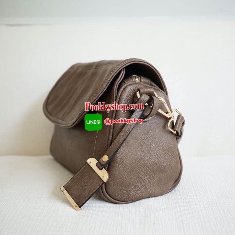 LUXE อีกหนึ่งรุ่นที่ขายดีมากๆ กับช่องการใช้งานที่รับรองว่าถูกใจค่ะ Regular city bag มาพร้อมสายสะพาย 2 เส้น สายสั้นบุนุ่มไหล่ สะพายแล้วไม่ปวด สายยาวปรับระดับได้ มาพร้อมช่องใช้งานที่จัดระเบียบของอย่างดี หนังเป็นทรงตั้งได้