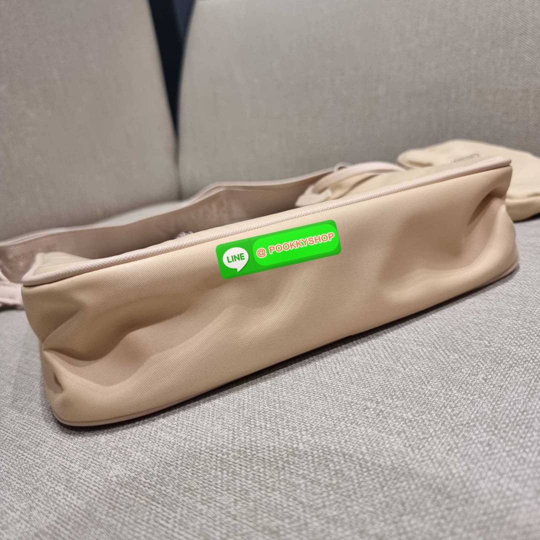 PRADA RE-EDITION 2005 RE-NYLON SHOULDER BAG ไอเท็มสุดปัง ที่ฮิตตลอดกาลไม่ว่าจะปีไหนๆ จัดให้ครบทั้งสีขายดีและสีใหม่ล่าสุด ที่สายคุณหนูห้ามพลาด!! กับกระเป๋าสะพายทรงคลาสสิค เหมาะเป็น everyday bag มากๆ วัสดุผ้าไนล่อนคุณภาพ พร้อมใบลูก ไว้ใส่เหรียญ ใส่กุญแจได้ส