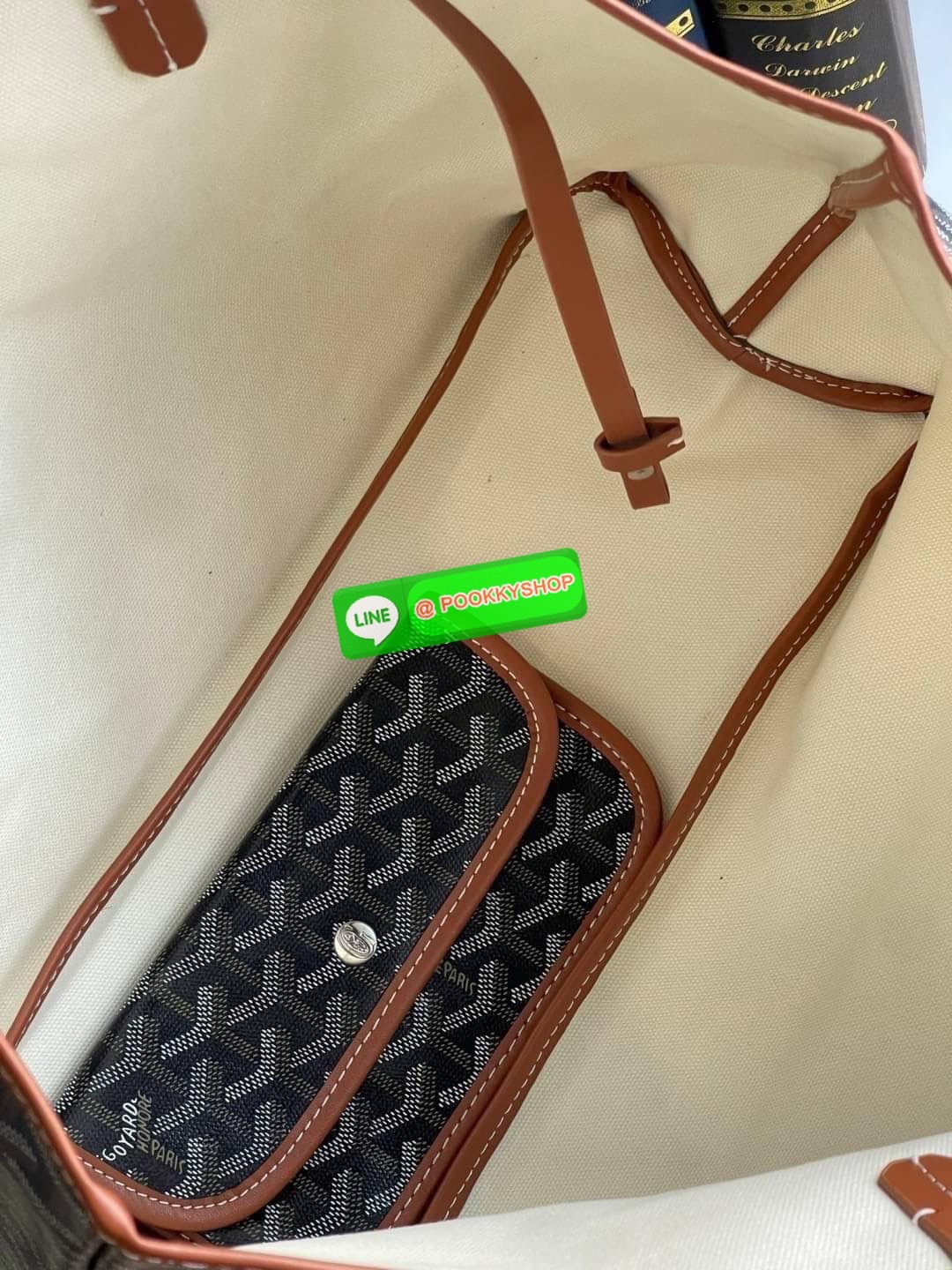 💕 Goyard Saint Louis Pm Bag กระเป๋าสุดคลาสสิกจากแบรนด์เก่าแก่ของฝรั่งเศส ความพิเศษคือแต่ละใบต้องเพนท์ลายโมโนแกรม Chevron ด้วยมือเท่านั้น จึงเป็นเหตุผลที่กระเป๋า Goyard กลายเป็นหนึ่งในกระเป๋าที่คนต้องการ โดยเฉพาะรุ่น St. Louis Tote ที่ว่ากันว่าเป็น