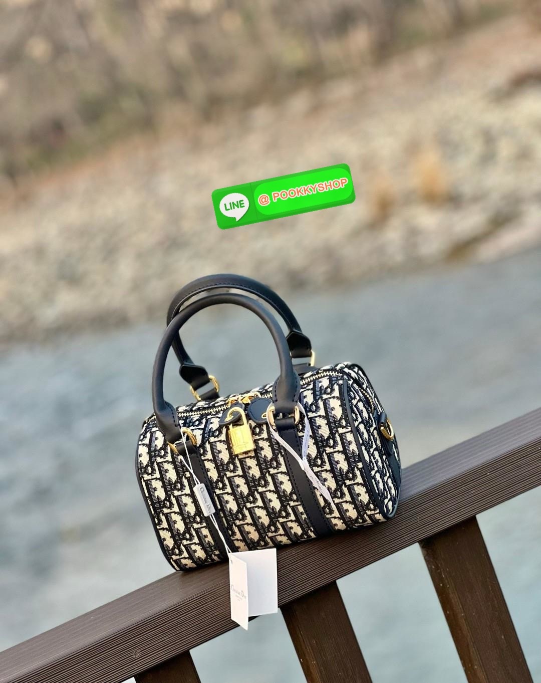 ต้องบอกว่าใบจริงสวยมากๆกับรุ่นนี้ ไม่ผิดหวังแน่นอน DIOR GROOVE BAG 2025 🔖มีไม่มากแล้วน๊าา หมดแล้วหมดเลย ใบกลาง สวยตามๆเซเลปในไทยและ ตปท.กันเลยค่ะ กับกระเป๋าจากDior วัสดุJacquard ทอลายแบรนด์ตัดขอบด้วยหนังแท้เนื้อแมทสุดคลาสสิค