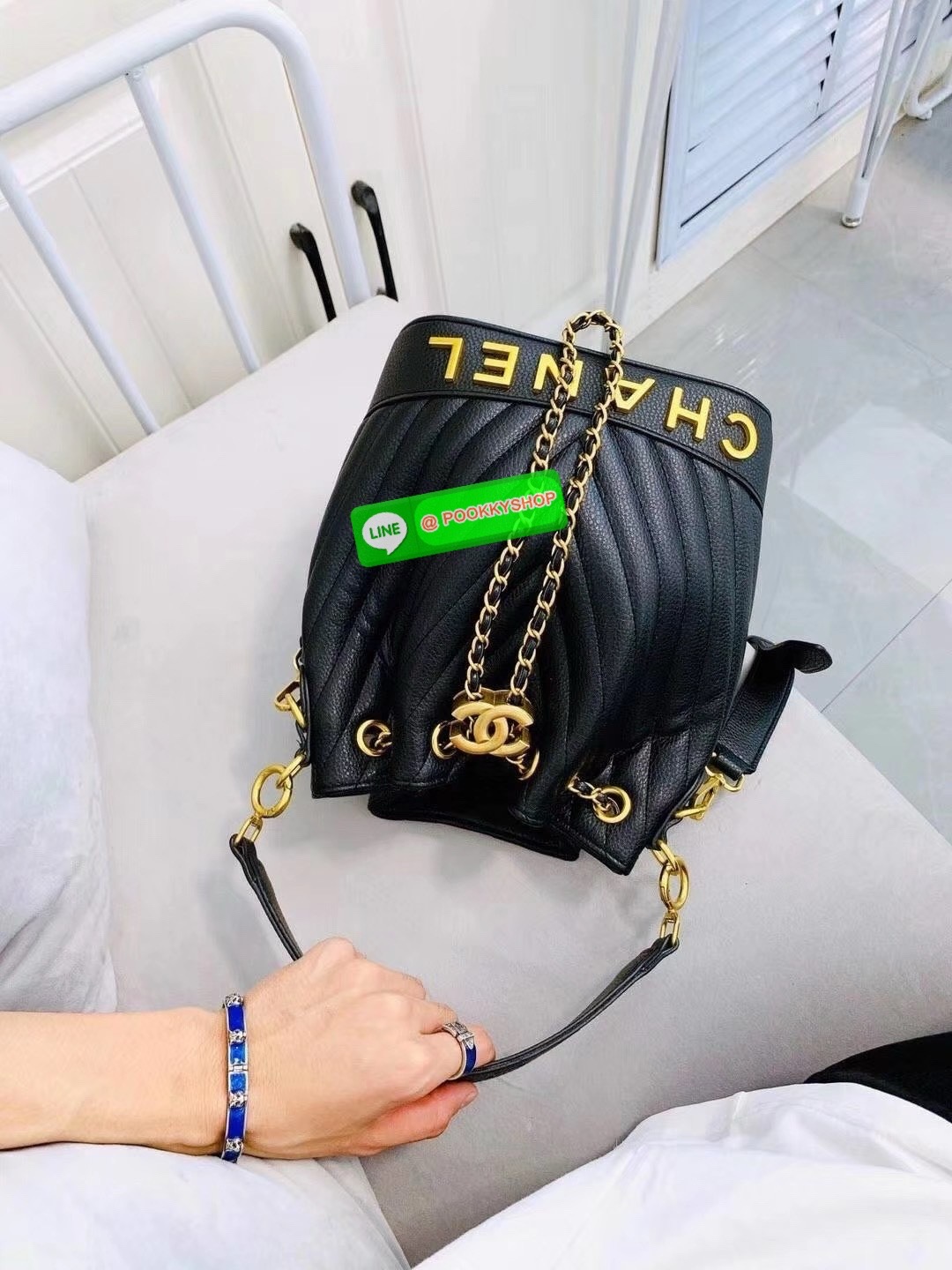 CHANEL Bucket Bag กระเป๋าสะพายทรงบัคเก็ตรุ่นลิมิเต็ด มี 2 แบบให้เลือก หนังเย็บลายตารางและลายริ้ว ตกแต่งโลโก้แบรนด์สวยหรูโดดเด่น ภายในโล่งกว้าง จุของได้เยอะ มาพร้อมสายคล้องไหล่ และสายสะพาย crossbody คุ้มค่ามากๆ ใบนี้งานจริงคือสวย สะพายไปคาเฟ่ชิคๆ ถ่ายรูปสว