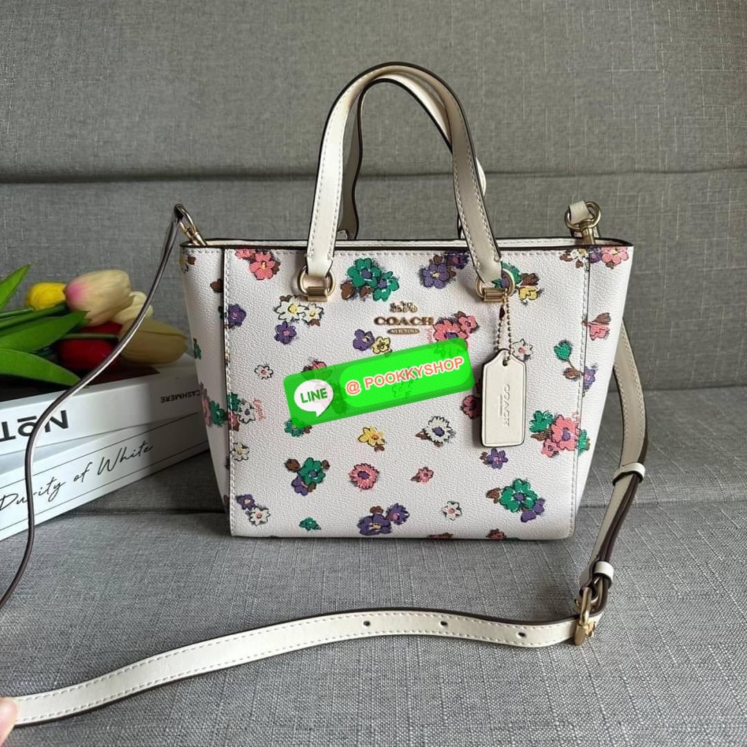 Coach Alice Satchel In Signature Canvas ( coach ca224) กระเป๋าสะพายข้าง ดีไซต์จากแบรนด์เรียบหรู สะพายได้ทุกโอกาส วัสดุหนังแท้ หูจับและสายหนังแท้ เปิดปิดด้วยซิป ภายในกระเป๋าช่องโล่ง ใส่ของได้เยอะ มีช่องเล็ก 1 ช่อง ซับในผ้า มีฐานรอง สายถอดได้ สามารถสะพายไหล