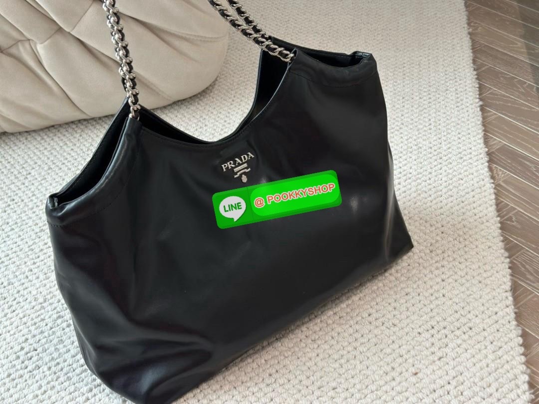 NEW ARRIVALS!! งานใบใหญ่สะพายไหล่ อะไหล่เงิน แบรนด์ PRADA เนื้อกระเป๋าหนังนิ่ม หนังสีดำเต็มไป เปิดปิดด้วยกระดุมแม่เหล็ก ใส่ของได้เยอะเว่อร์ IPAD สมุด หนังสือ A4ได้สบายๆ ด้านในบุผ้าปั้มแบรนด์อย่างดี สะพายแล้วให้ความรู้สึกหรูหราแบบเท่ๆมากค่ะ ด้านล่างมีหมุดร