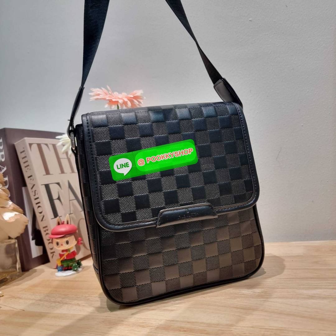 LV bass macassar monogram bag ของใหม่จัดให้หนุ่มๆ จากเคาน์เตอร์ dutyfree กับกระเป๋าสะพายทรงแมสเซ็นเจอร์ ไซส์กำลังดี เหมาะกับหนุ่มๆที่รักความคล่องตัว วัสดุหนังแท้ปั๊มลายเต็มใบ ดีไซน์คลาสสิค เปิด-ปิดด้วยกระดุมแม่เหล็ก ภายในโล่ง ใส่โทรศัพท์ได้ทุกรุ่น ใส่กระเ