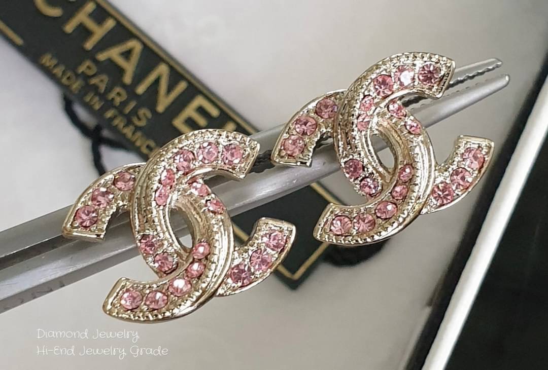 Super Hi-End Quality !!!! ((งาน 1:1 เกรดดีที่สุดในท้องตลาด)) Chanel Earring ต่างหูชาแนล collection ล่าสุด ชนช็อปคะ รับรองสวยวิ้งมากกกกก งานดี ตัวเรือนรับประกันความพอใจเลยค่ะ ตัวเรือนสีทองดูหรูมากๆค่ะ ใส่ออกมาน่าร๊ากกกก จัดเลยคร่าา สาวห้ามพลาดเซเลปใส่กันเย