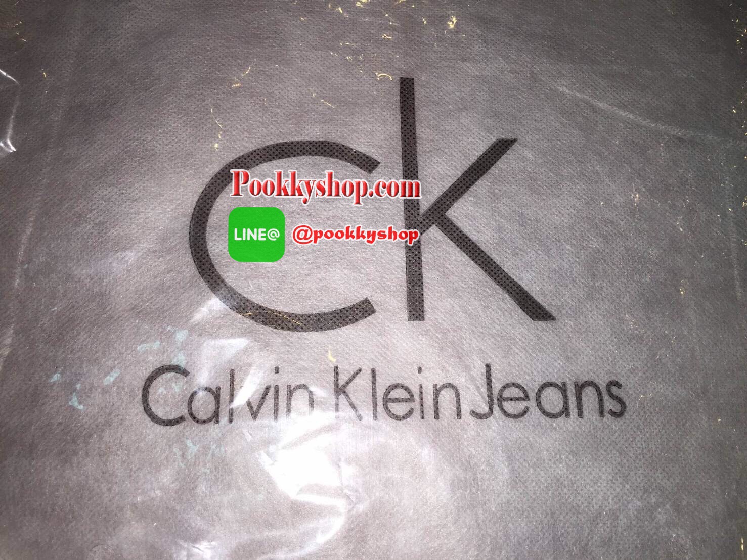 Restock! "CALVIN KLEIN" JEANS CROSSBODY BAG (Size L) กระเป๋าสะพายรุ่น Limited Edition จาก Calvin Klein Jeans วัสดุ Nylon + Polyester 100% คุณภาพดีเนื้อนิ่มน้ำหนักเบา กันน้ำ ด้านหน้ามีโลโก้ Calvin Klein Jeans พร้อมช่องซิป1ช่อง เปิดปิดด้วยซิปสะดวก