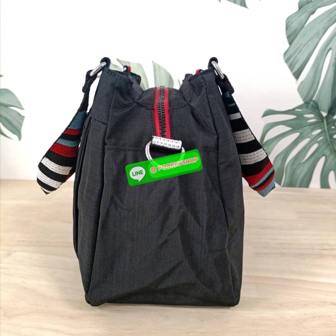 KIPLING ELISE HANDBAG กระเป๋าถือและสะพายไหล่ ขนาดกำลังพอดี จุของได้มาก มีหูจับสองสาย ถือสะดวก น้ำหนักเบา มีช่องซิป ด้านหน้า ช่อง กระเป๋าหลักเปิด-ปิดด้วยซิป มี3 ช่องว่างใส่ของได้จุมากๆ ใส่มือถือได้ กระเป๋าสตางค์ใบยาว และ เครื่องสำอางค์ได้หลายชิ้นเลยค่ะ เก็