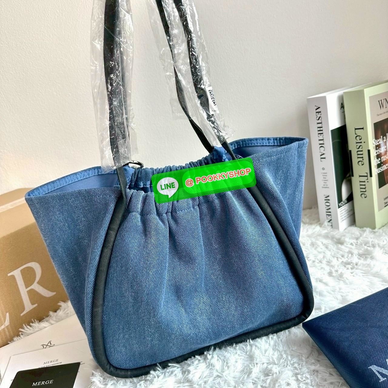 Merg A Day Bag Medium เฉดสีใหม่ 2 สี Smoky Denim กระเป๋ายีนส์ทรงโท้ท ดีไซน์เรียบเท่แต่มีลูกเล่นด้วยเชือกรูด เปิด-ปิดสะดวก ใบใหญ่จุของได้เยอะ มาพร้อมช่องด้านในและตัวล็อกสายคล้องกุญแจเพิ่มความปลอดภัย เหมาะกับสาวสายชิคที่ชอบสไตล์ลำลองแต่ยังดูมีคลาส ขนาดกระเป