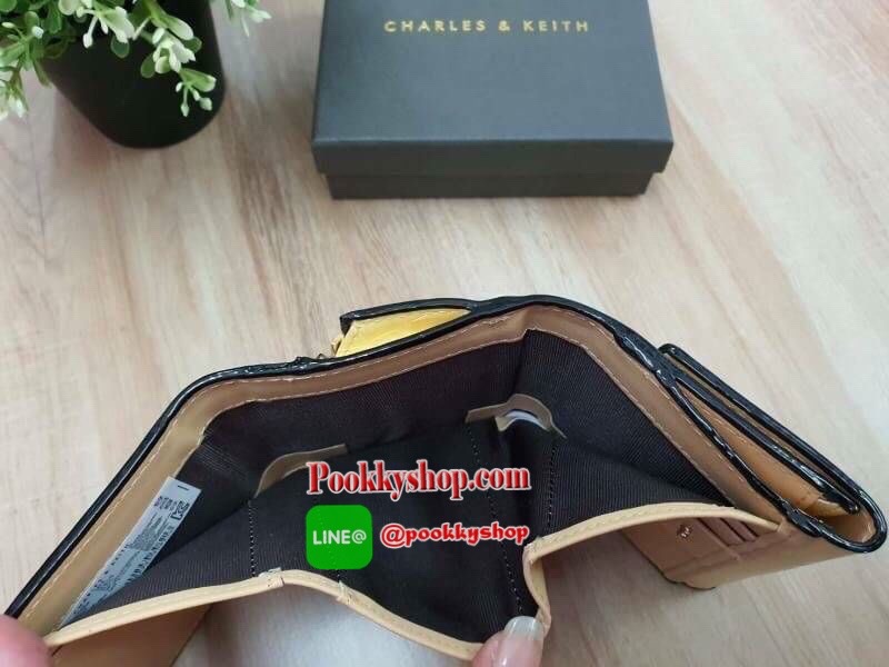 charleskeith Croc effect short wallet กระเป๋าสตางค์ใบสั้นมาด้วยลายหนังจรเข้ ด้านหน้าติดชื่อแบรนด์ รุ่นนี้เป็นแบบ 3 พับ ด้านหลังเป็นช่องใส่เหรียญ สวยสมคำร่ำลือมากๆ เลยจ้า มาครบ 5 สี จัดไปอย่างด่วนเลยจ้า