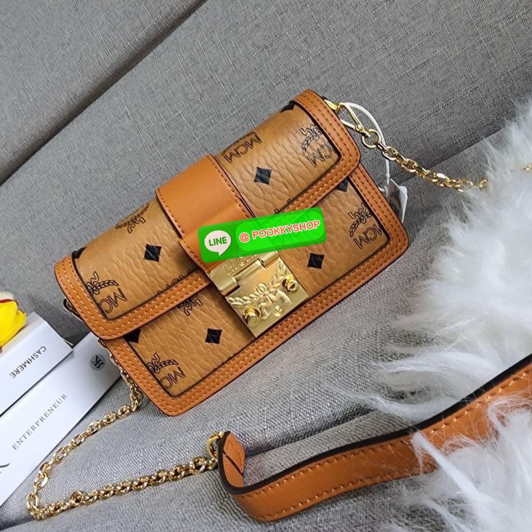 MCM Gretl Cossbody in visetos กระเป๋า Gretl กระทัดรัด ไอเทมใหม่ สุดฮิต ที่สาวๆต้องมีคะ วัสดุหนังแคนวาส ตัดหนังแท้ มาพร้อมสายสะพายโซ่อะไหล่สลับหนัง ข้างช่องโล่งสามารถใส่มือถือ iPhone Pro max ได้เหมาะสำหรับสะพายเที่ยวชิวๆในวันหยุดพักสบายๆ สีน้ำตาลคอนยัคทีแม
