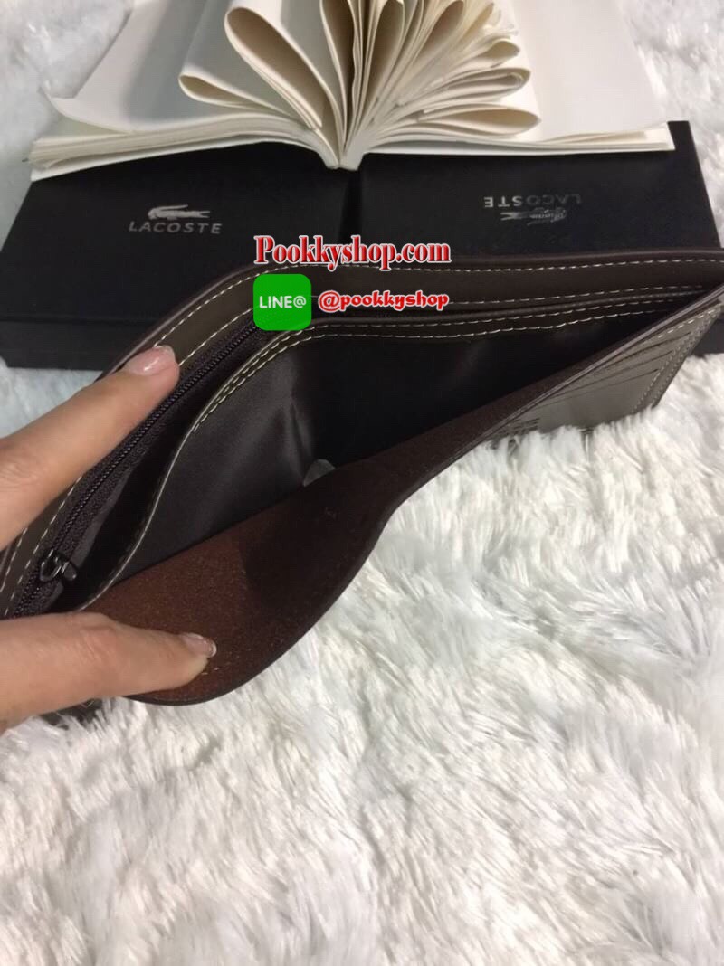 พร้อมส่ง Men's Small Wallet กระเป๋าสตางค์แบบพับ2ตอนสำหรับผู้ชาย วัสดุหนังขึ้นรูปเงา น้ำหนักเบา สัมผัสนุ่ม ด้านหน้าตีแบรนด์ โดดเด่น ด้านในมีช่องใส่บัตร/ ใส่ธนบัตรแยกเป็นสัดส่วน มาพร้อมกล่องแบรนด์สวยหรู พร้อมส่งแล้วในราคาเบาๆ