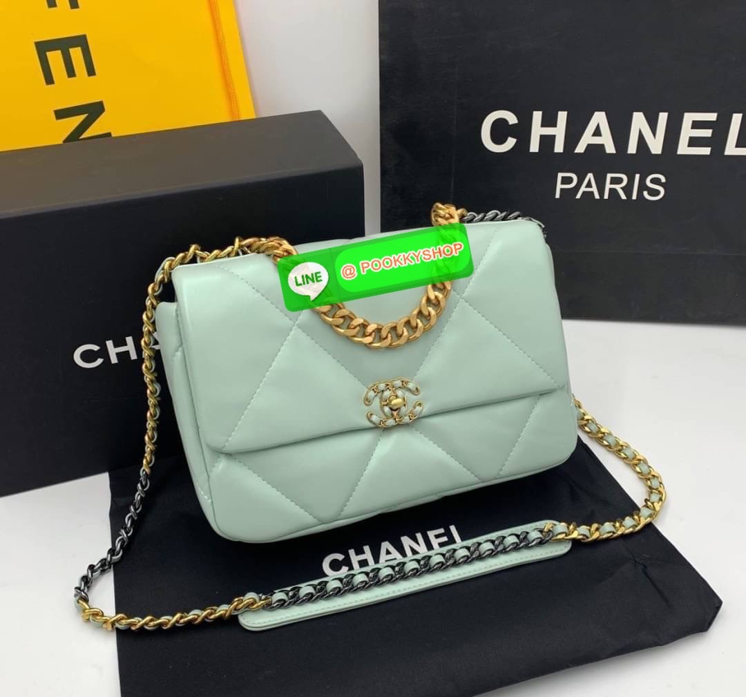 CHANEL MAXI HANDBAG RESTOCK!! ตอบรับคำเรียกร้องอย่างท้วมท้น!! พรีเมี่ยมกิ๊ฟจากแบรนด์ Chanel รุ่นตามล่าพลิกแผ่นดิน กระเป๋าถือ/สะพาย หนังแกะที่นิ่มสุดพลัง!! ลายตารางสวยคม โลโก้ลายโซ่สอดหนังเด่นชัด เปิด-ปิดกระเป๋าด้วยตัวบิดล็อค อะไหล่ทองหรูหรา มีระดับ!! ดีไซ