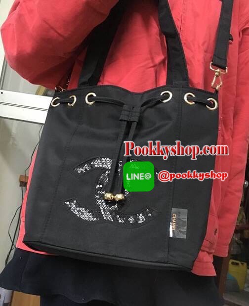 พร้อมส่งไอเท็มแนะนำ!!! Chanel Beaute Black Sequin Dreawstring Shopping Bag VIP GIFT Limited Edition ของแท้นำเข้าจากเคาน์เตอร์เครื่องสำอางค์ Chanel ขนาดกำลังดี น้ำหนักเบา ด้านหน้าประดับโลโก้แบรนด์สุดคลาสสิค เปิดปิดแบบหูรูด Drawstring พร้อมกระดุมแม่เหล็ก ซั