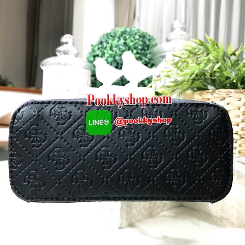 NEW ARRIVAL! GUESS DELANEY CROSS BODY BAG กระเป๋าถือหรือสะพายรุ่นที่ฮิตและขายดีที่สุดจาก GUESS FACTORY คอลเลคชั่นใหม่วัสดุหนังเรียบปั้มลาย GUESS Signature รอบใบสวยหรูอยู่ทรง ขนาดกำลังดี น้ำหนักเบา ด้านหน้าประดับโลโก้พร้อมพวงกุญแจโลโก้แบรนด์ห้อยที่หูหิ้วถอ