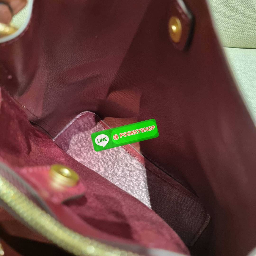 COACH C3238 SMALL TOWN BUCKET BAG IN SIGNATURE CANVAS WITH HEART FLORAL PRINT กระเป๋าบัคเก็ตน่ารักสดใส ลายพริ้นท์หัวใจเต็มใบ ดีไซน์ตัดกับสีกากีได้อย่างลงตัว วัสดุหนังแคนวาสเคลือบลาย ปากกระเป๋าเปิด-ปิดด้วยกระดุมแม่เหล็ก 2ฝั่ง มีหูจับในตัวและสายสะพายข้างมาใ