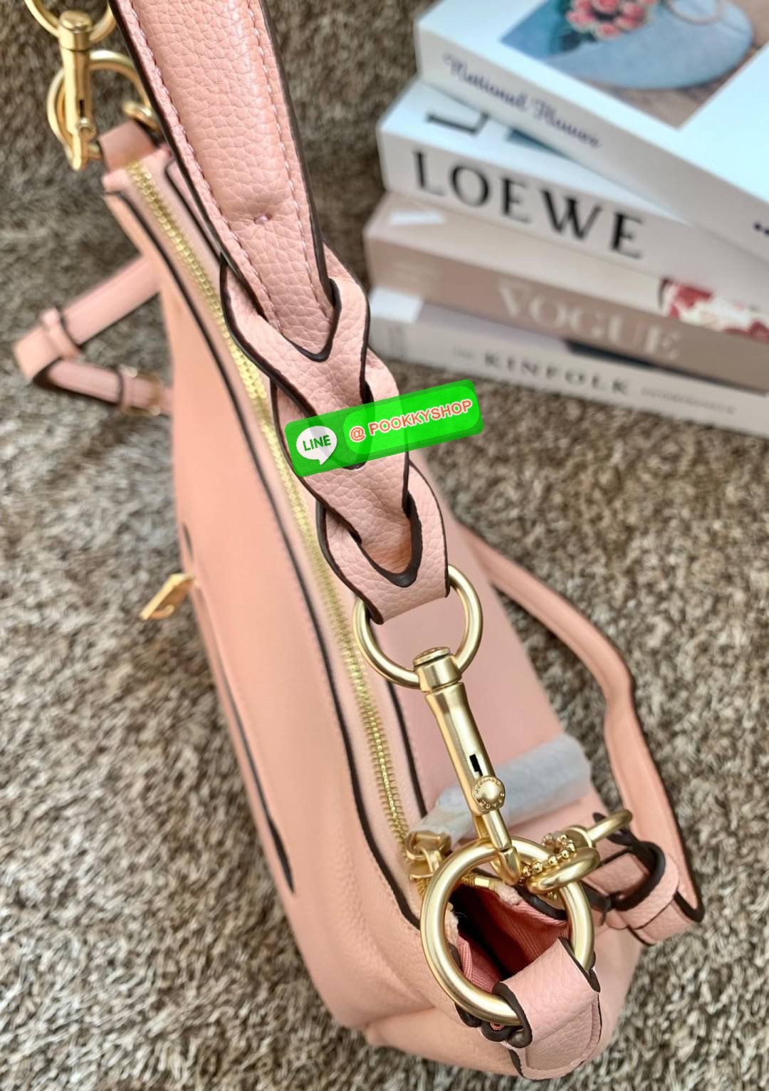 COACH JULES HOBO BAG ((C9189//9190)) 🌍พร้อมส่งที่ไทย! ต้องบอกก่อนว่าหนังรุ่นนี้อย่างดี นิ่มมากๆ สัมผัสแล้วรู้สึกละมุน กับกระเป๋าใบใหญ่ ทรงสวย เปิดปิดกระเป๋าแบบซิปมีหนังห้อยเพิ่มความเก๋ตรงหัวซิปค่ะ ภายในกระเป๋ากว้างมาก ใส่สัมภาระได้ครบครัน หายห่วงเ