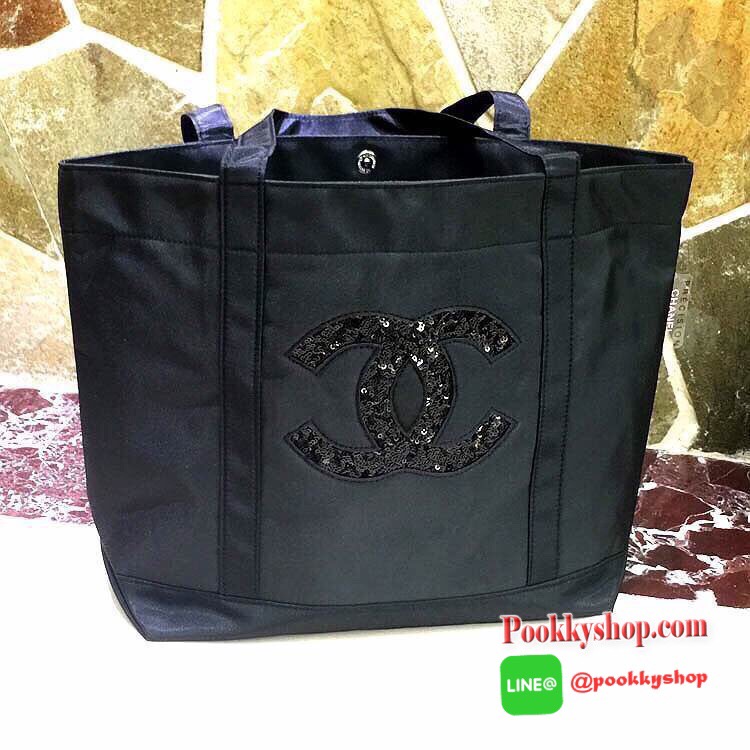 Must Have! Chanel Satin Shopping Bag กระเป๋าสะพายทรง ShoppingBag พรีเมี่ยมกิ้ฟ Limited Edition ของแท้นำเข้าจาก Chanel Perfume Counter ใบใหญ่วัสดุ SATIN ประดับคริสตัลสีดำโลโก้ CC สุดคลาสสิค ซับใน Polyester 100% เปิดปิดด้วยกระดุมแม่เหล็ก น้ำหนักเบา จุสุดๆ ส