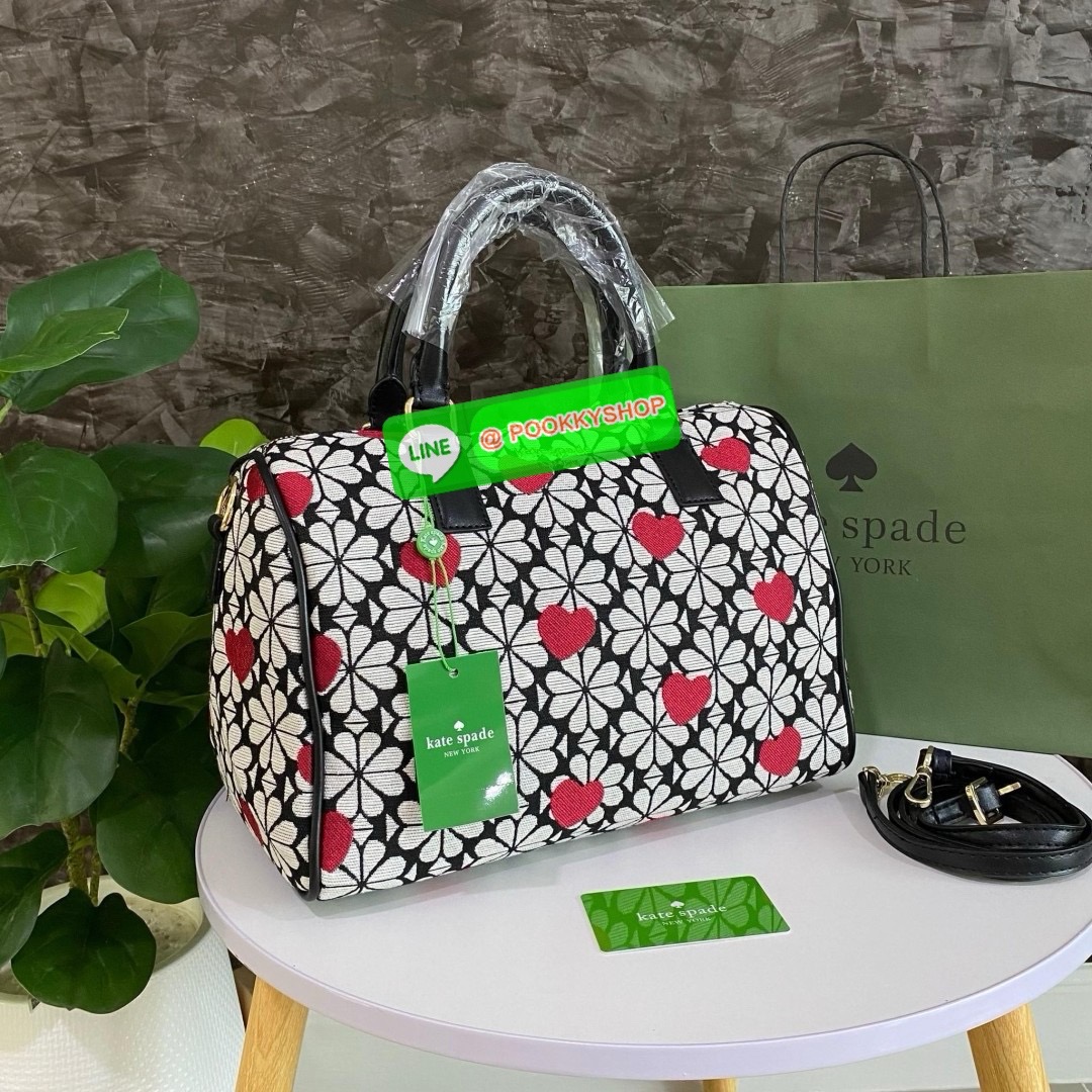 KATE SPADE NEW YORK SPADE FLOWER JACQUARD MANHATTAN DOCTORS BAG กระเป๋าถือหรือสะพายใบใหญ่ทรงหมอน โดดเด่นด้วยลวดลายเอกลักษณ์ทั้งใบ ด้านหน้าตกแต่งด้วยชื่อแบรนด์ เปิด-ปิดกระเป๋าด้วยซิปคู่ ด้านในโล่งกว้าง จุของได้เยอะมากค่ะ มีช่องซิปเล็กและช่องใส่ของจุกจิกค่ะ