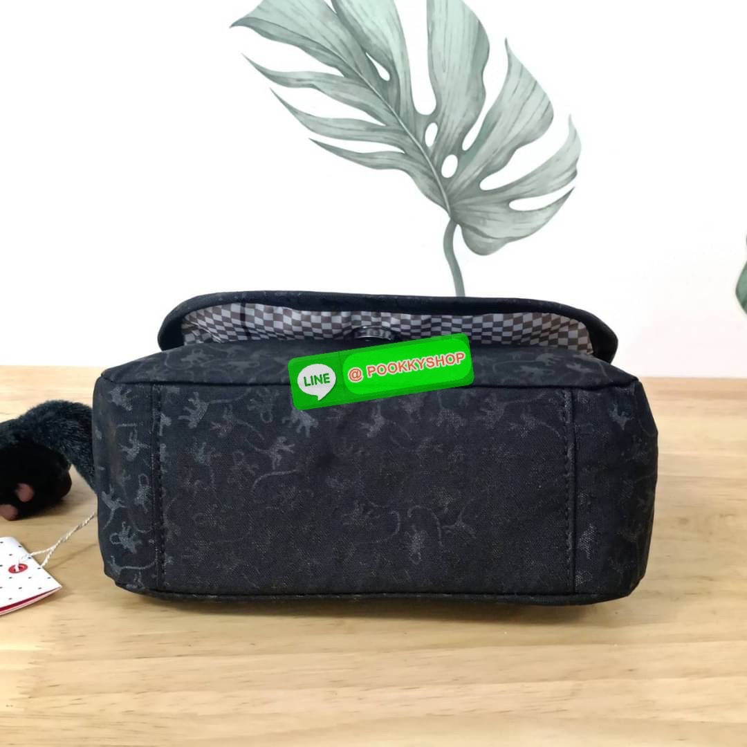 KIPLING SABIAN CROSSBODY MINI BAG กระเป๋าสะพายข้าง วัสดุ Nylon & Polyester 100% ขนาดเล็กกำลังน่ารัก เปิด-ปิดด้วยฝาปิดกระดุมแม่เหล็กและซิปแบรนด์ ด้านในมีแท็กแบรนด์